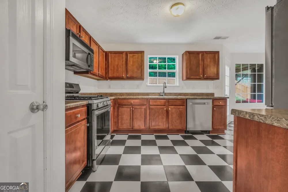 81 Saint Charles PL Sharpsburg, GA 30277