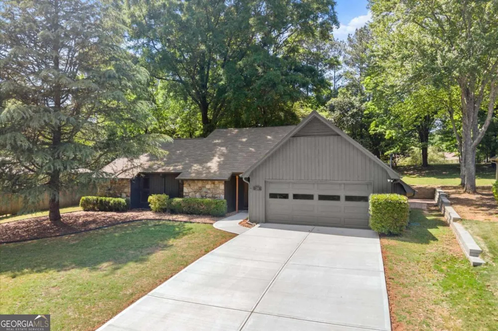 20 Sweetwood CT Roswell, GA 30076