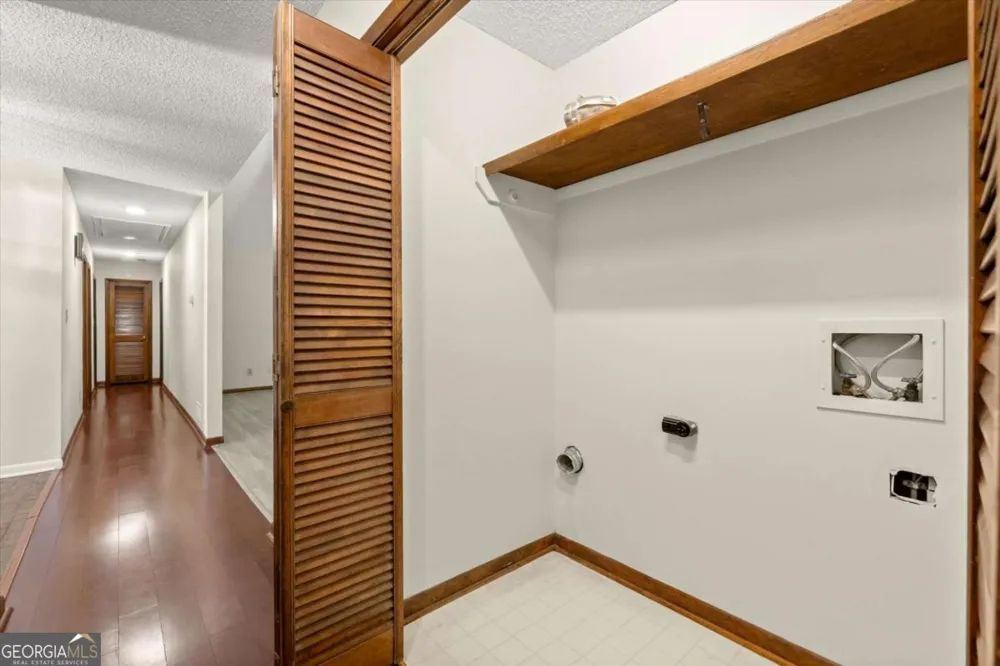 20 Sweetwood CT Roswell, GA 30076