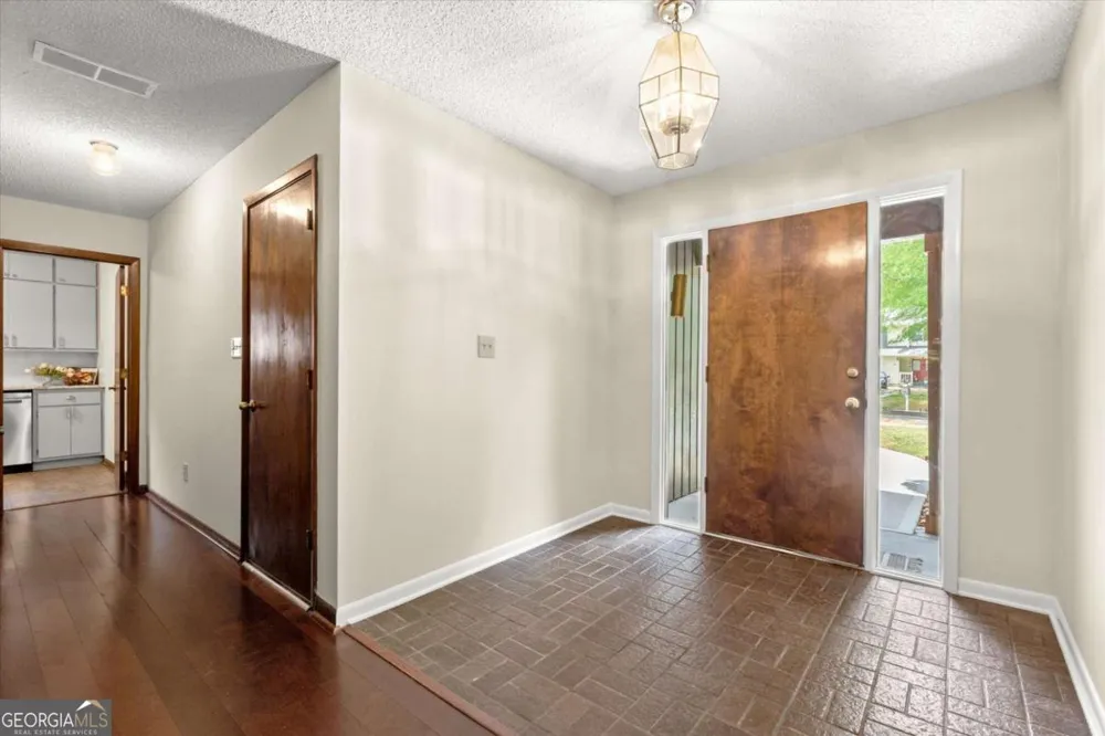 20 Sweetwood CT Roswell, GA 30076