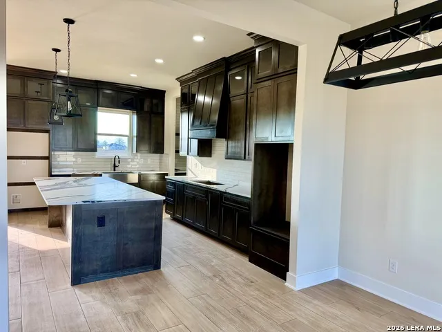 712 County Road 320 Floresville, TX 78114