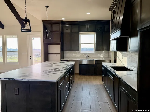 712 County Road 320 Floresville, TX 78114