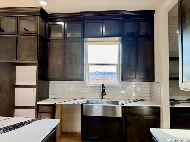 712 County Road 320 Floresville, TX 78114
