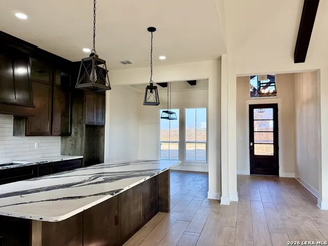 712 County Road 320 Floresville, TX 78114