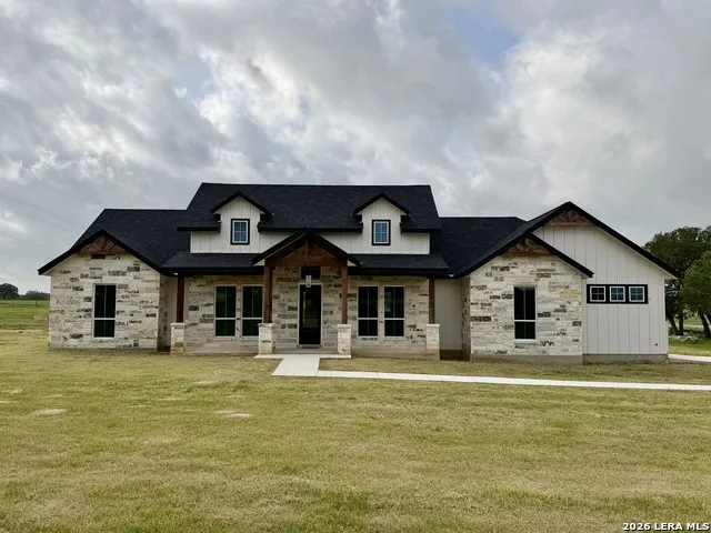 712 County Road 320 Floresville, TX 78114