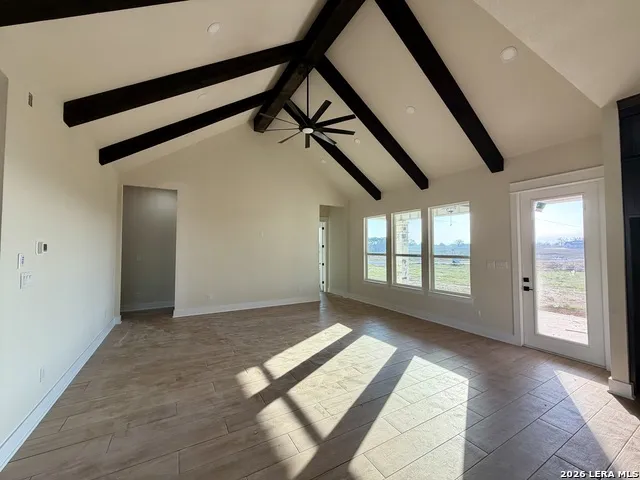 712 County Road 320 Floresville, TX 78114