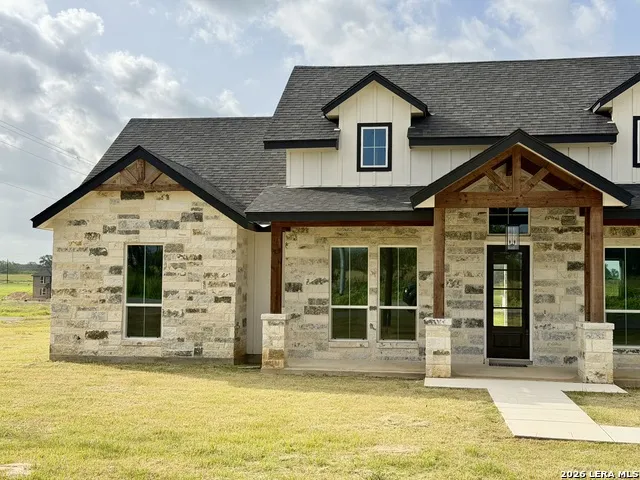 712 County Road 320 Floresville, TX 78114