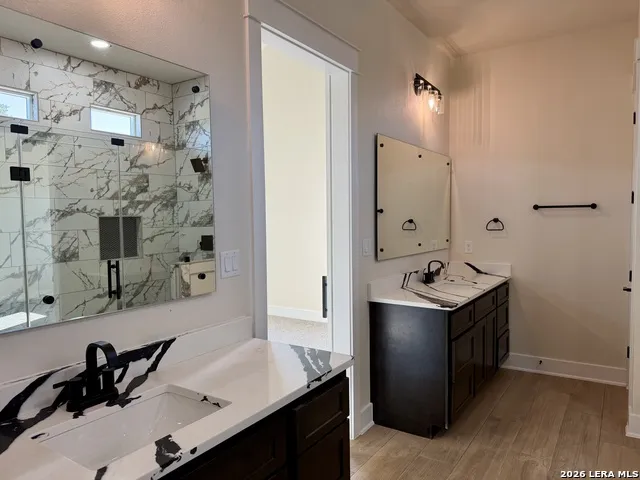 712 County Road 320 Floresville, TX 78114