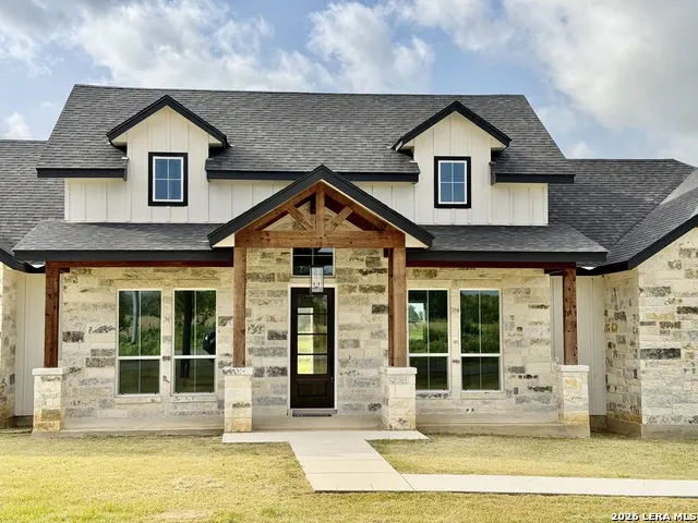 712 County Road 320 Floresville, TX 78114