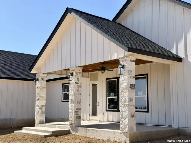 712 County Road 320 Floresville, TX 78114