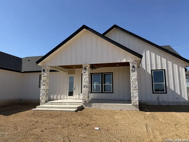 712 County Road 320 Floresville, TX 78114