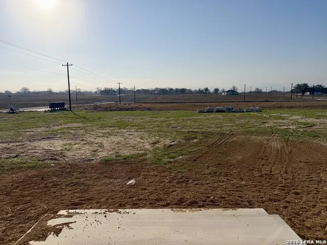 712 County Road 320 Floresville, TX 78114