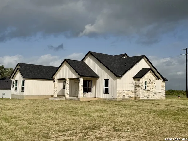 712 County Road 320 Floresville, TX 78114