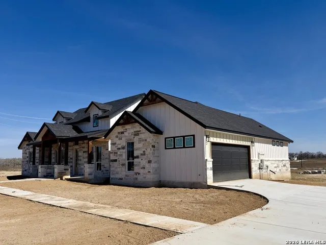 712 County Road 320 Floresville, TX 78114