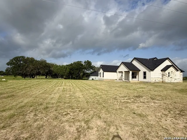 712 County Road 320 Floresville, TX 78114