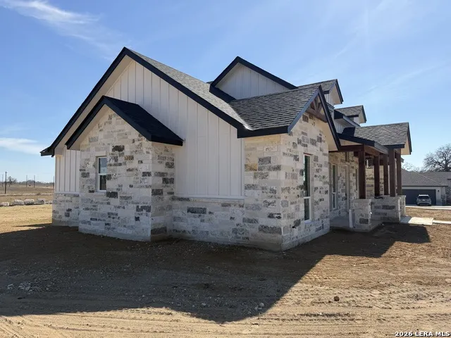 712 County Road 320 Floresville, TX 78114