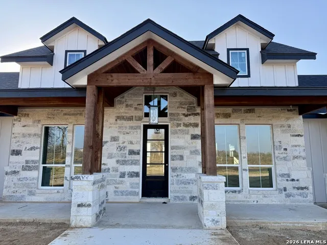 712 County Road 320 Floresville, TX 78114