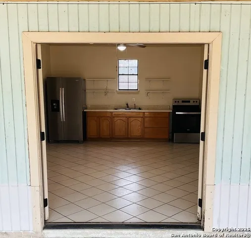 517 W Barnard Sabinal, TX 78801