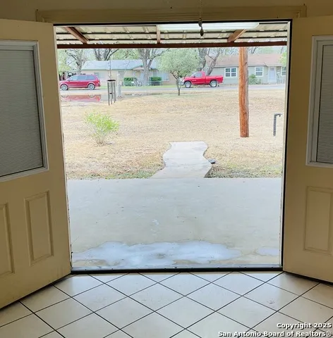 517 W Barnard Sabinal, TX 78801