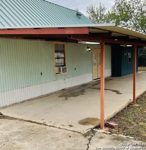 517 W Barnard Sabinal, TX 78801