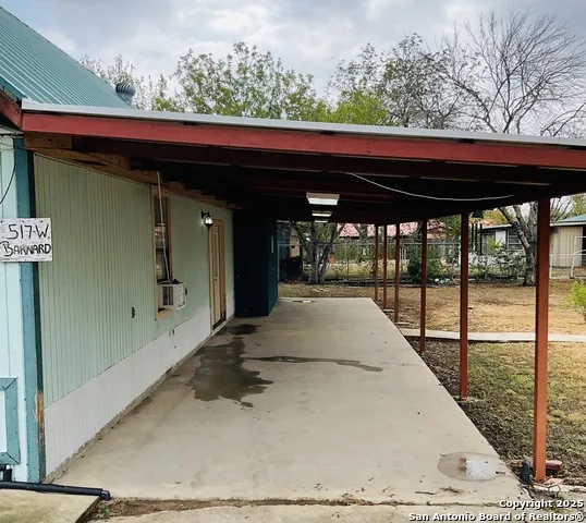 517 W Barnard Sabinal, TX 78801