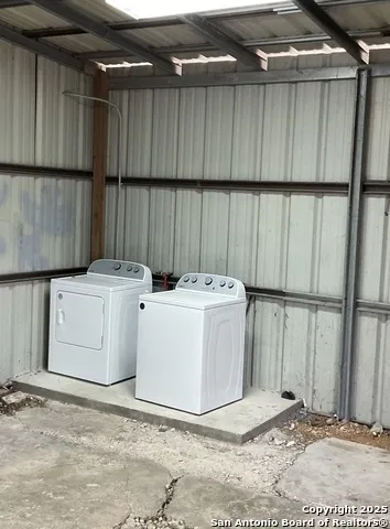 517 W Barnard Sabinal, TX 78801