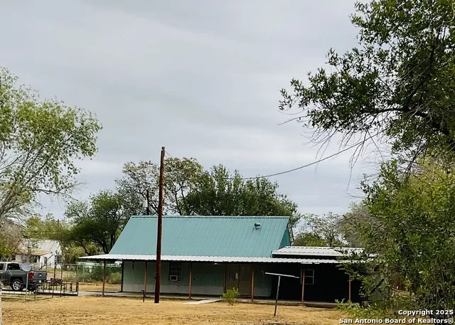 517 W Barnard Sabinal, TX 78801