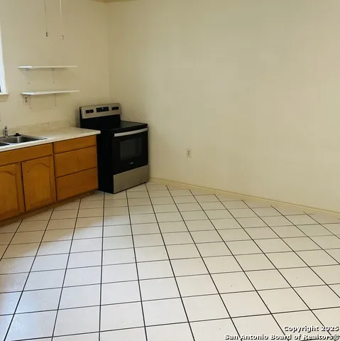 517 W Barnard Sabinal, TX 78801