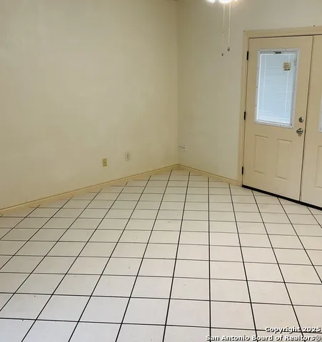 517 W Barnard Sabinal, TX 78801