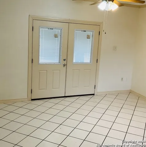 517 W Barnard Sabinal, TX 78801