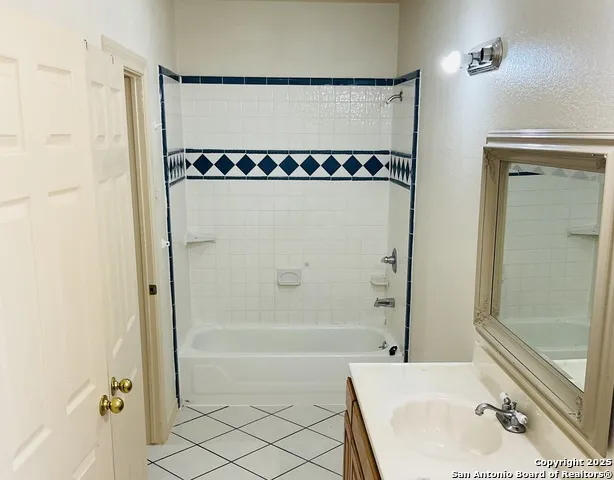 517 W Barnard Sabinal, TX 78801