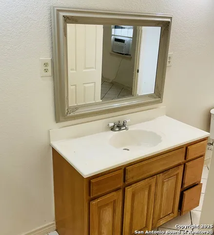 517 W Barnard Sabinal, TX 78801