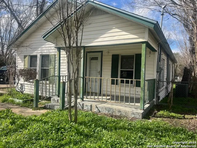 1117 Standish Floresville, TX 78114