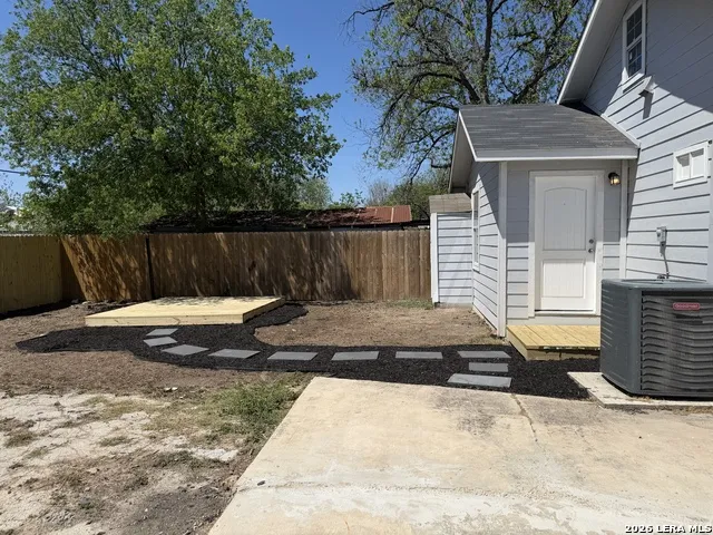 1214 W Winnipeg San Antonio, TX 78225