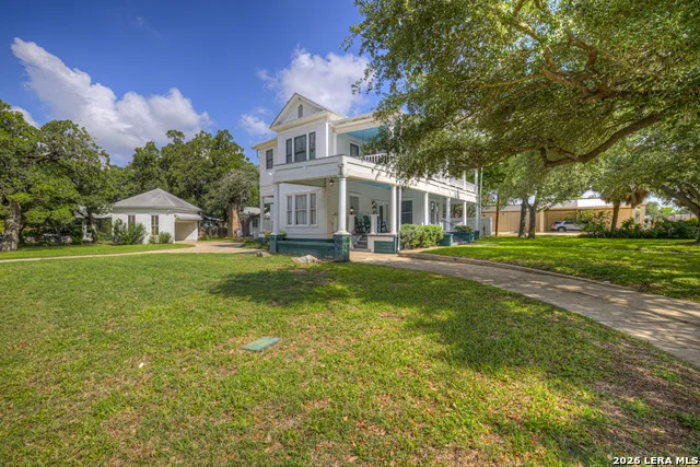 214 S PECAN AVE Luling, TX 78648
