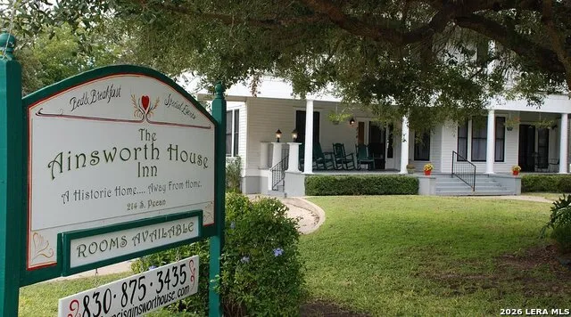 214 S PECAN AVE Luling, TX 78648