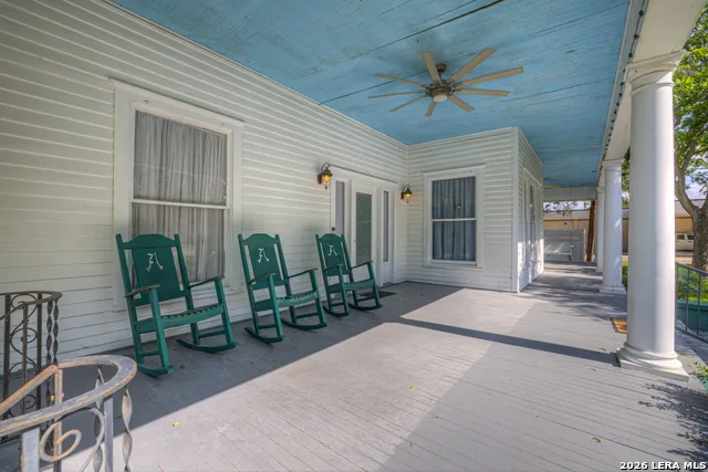 214 S PECAN AVE Luling, TX 78648