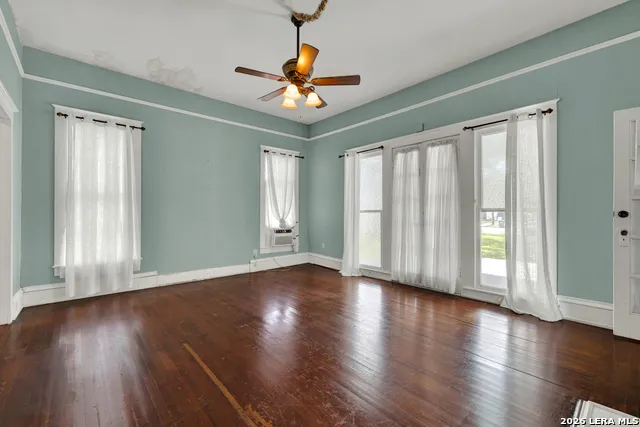 214 S PECAN AVE Luling, TX 78648