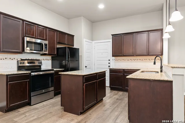 2213-2215 AVERY VILLAGE New Braunfels, TX 78130