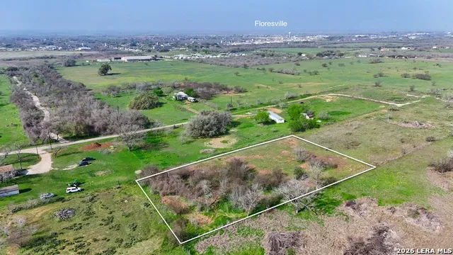 116 Tecolote Ln Floresville, TX 78114