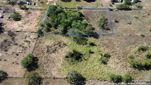 116 Tecolote Ln Floresville, TX 78114