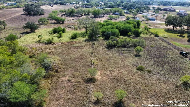 116 Tecolote Ln Floresville, TX 78114