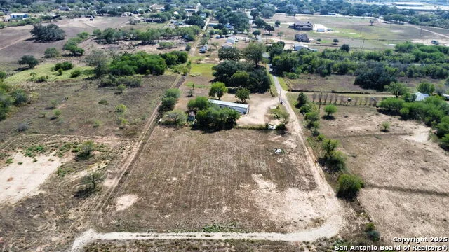 116 Tecolote Ln Floresville, TX 78114