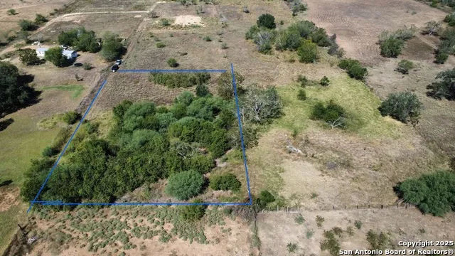 116 Tecolote Ln Floresville, TX 78114