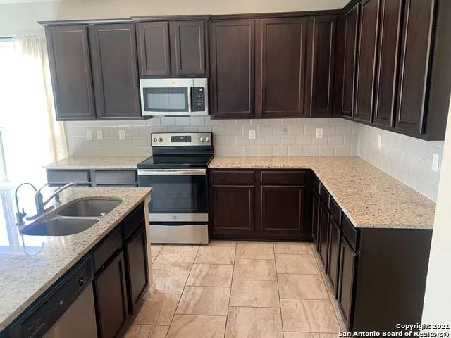 6814 Hibiscus Fls San Antonio, TX 78218