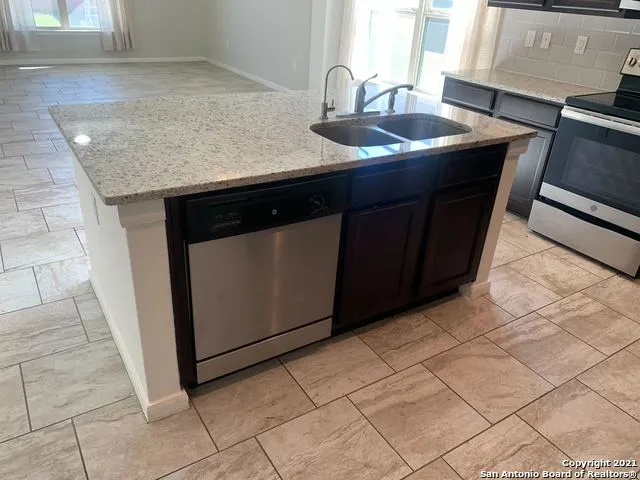 6814 Hibiscus Fls San Antonio, TX 78218