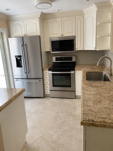 219 NE 14th Ave #306