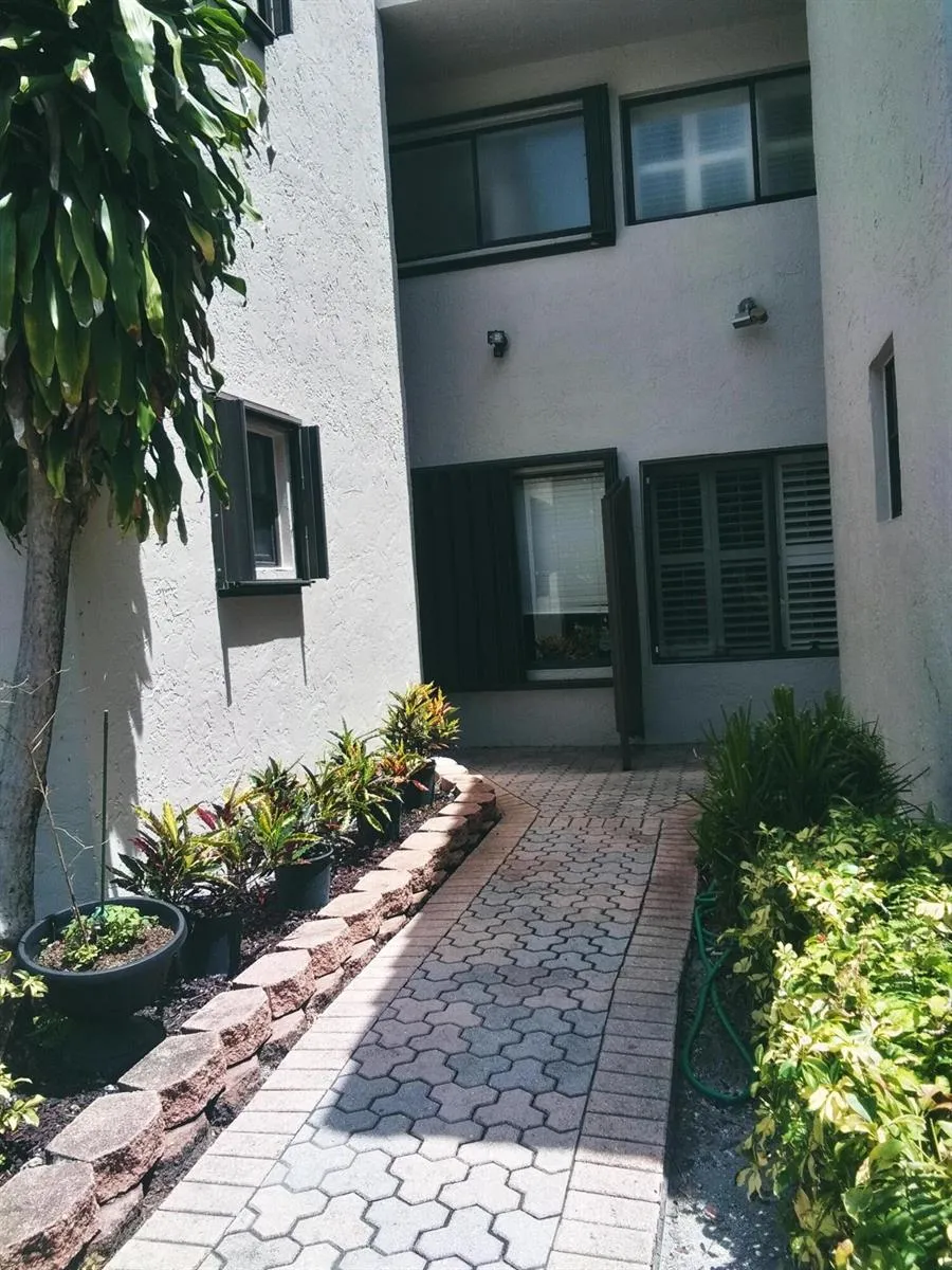 9727 New River Canal Road #629 Plantation, FL 33324