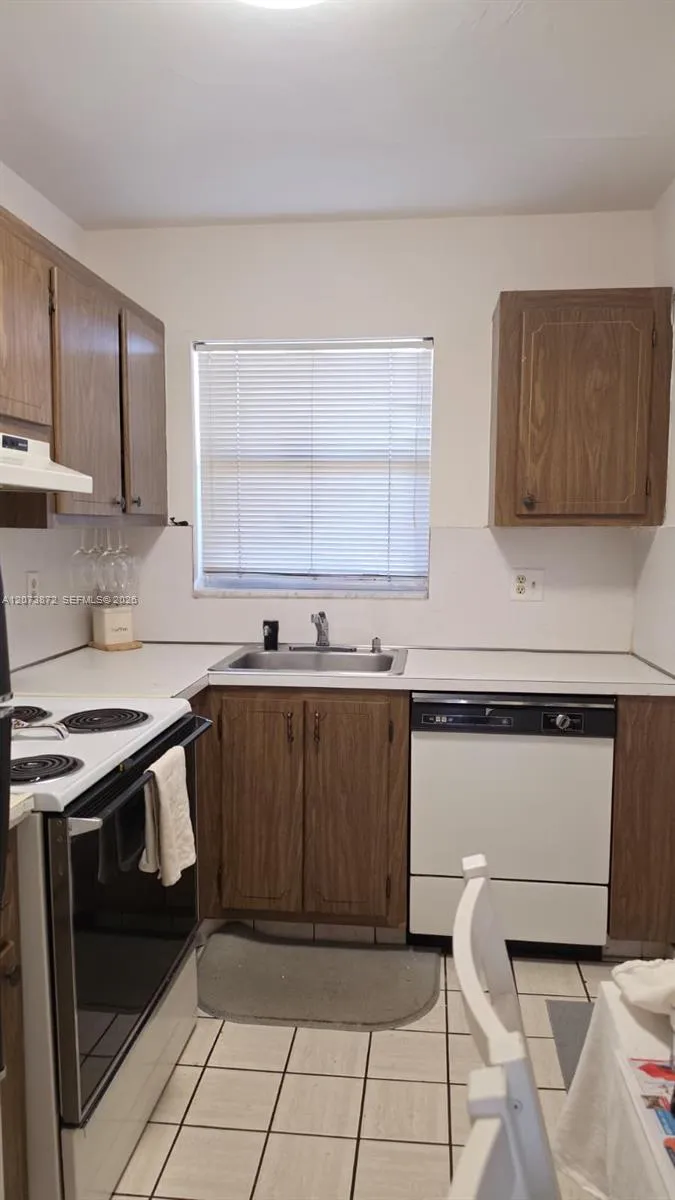 8000 Sunrise Lakes Dr #309 Sunrise, FL 33322