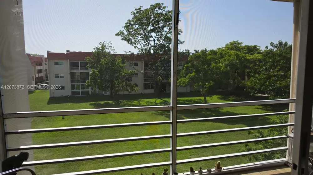 8000 Sunrise Lakes Dr #309 Sunrise, FL 33322